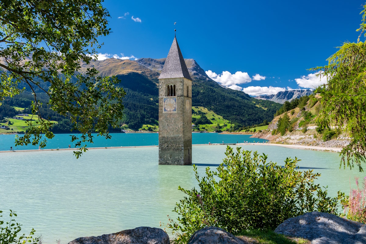 maut1.de-Blog: Blick auf den Turm der Kirche im Reschenschee