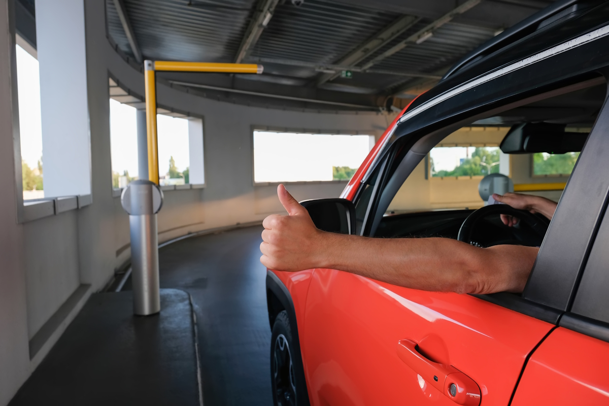 maut1.de Blog - Auto fährt aus Tiefgarage, dank maut1.de Parkservice kein Problem