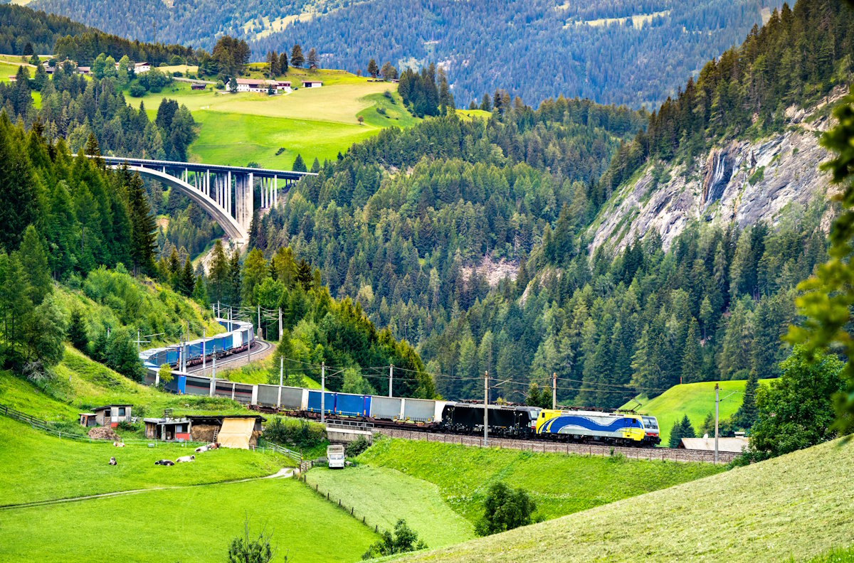 maut1.de-Blog: Autobahnbrücke am Brenner mit Güterzug im Vordergrund