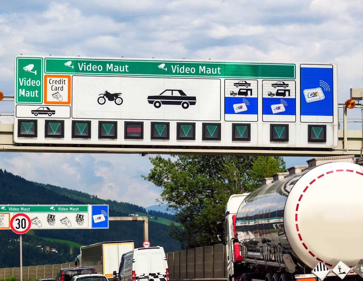 maut1.de-Blog: Schilderbrücke über der Autobahn mit Hinweis zur nächsten Sondermautstation
