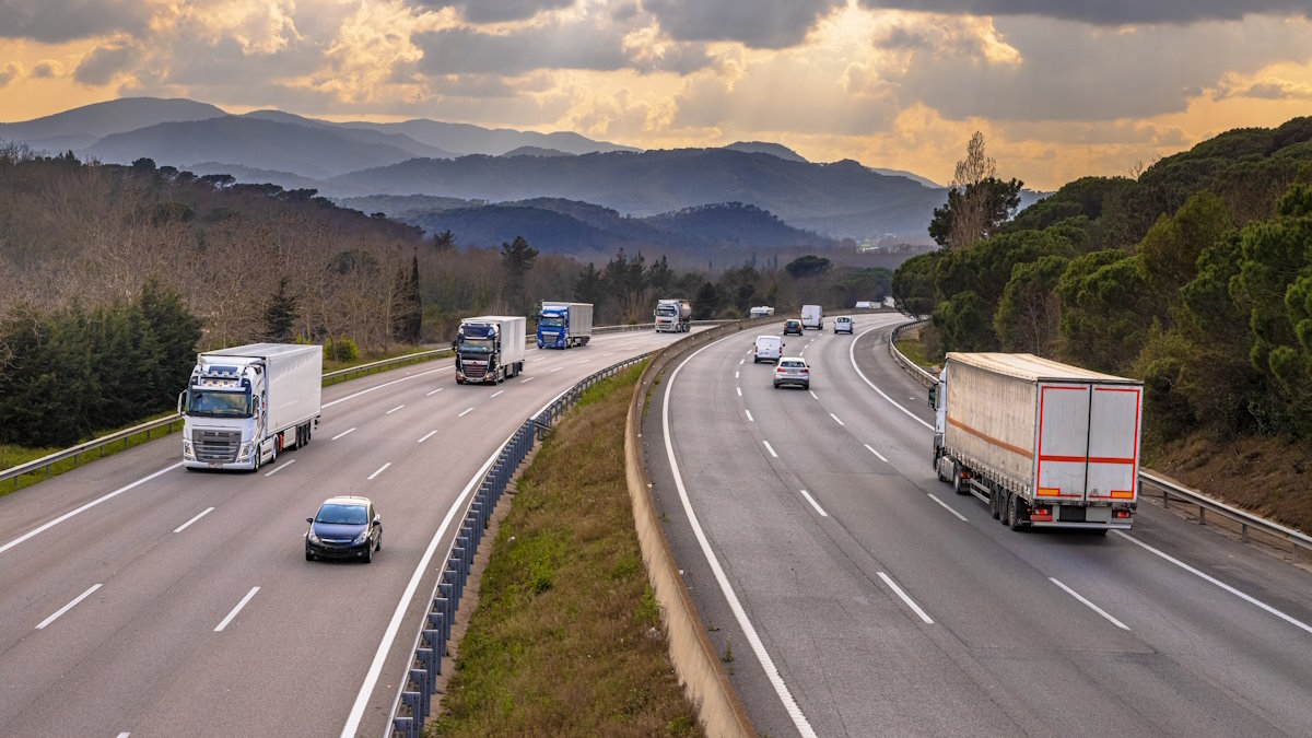 maut1.de-Blog: Autobahn in Spanien mit jeweils 3 Spuren je Fahrtrichtung